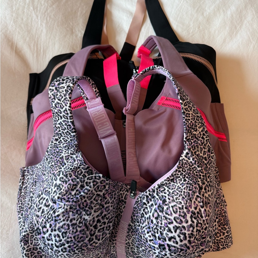 Victoria's Secret VSX
Knockout Front-Close Sports Bra
HIGH IMPACT set of 3